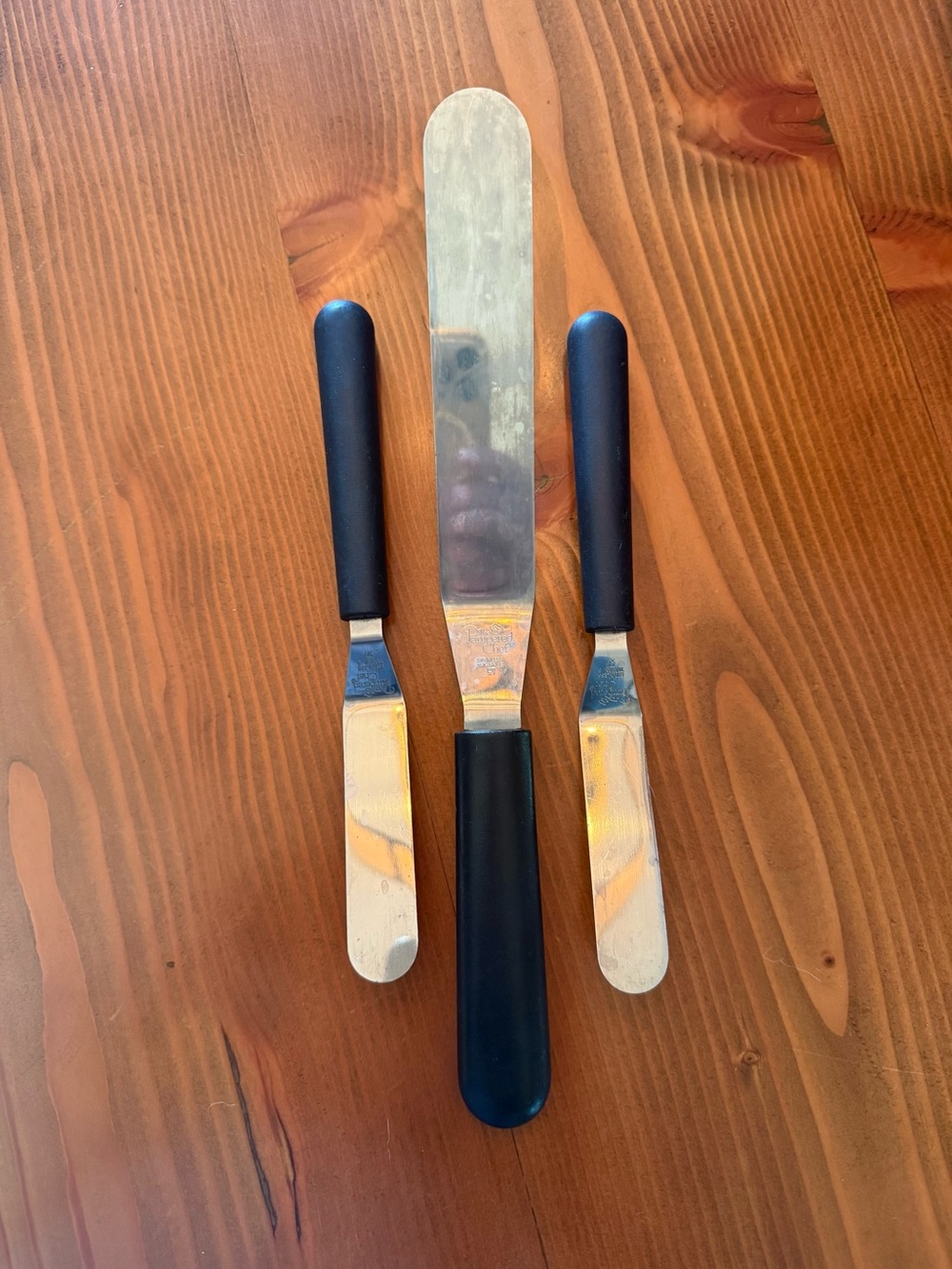 The Pampered Chef set of 3 frosting spreaders. One large two medium